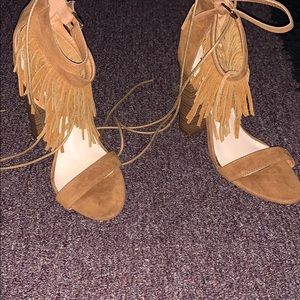 Shoes fringes a rusty color